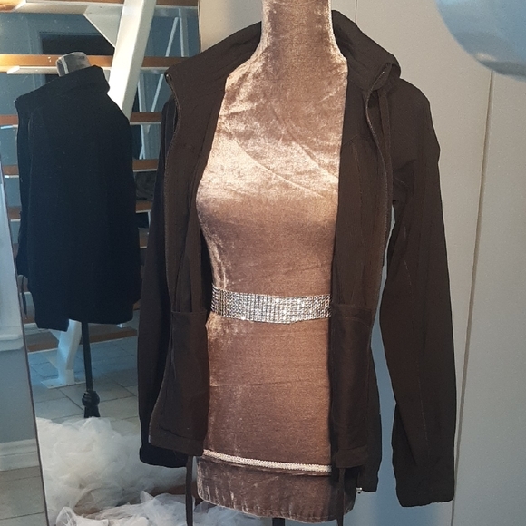 lululemon athletica LNWT🖤Pleated Back WINDBREAKER ClassicHIGH LOWwith TIES Sz 4 - Picture 8 of 8